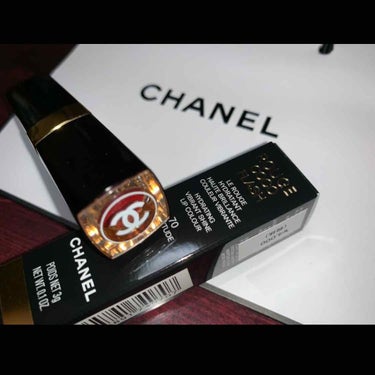 この前初CHANELをかいました🙋‍♀️💗

✔CHANEL
✔ルージュココ フラッシュ
✔70ばん

多分今年新作の色だったと思います🤔

とっても深い赤なんですが、
ラメがはいっていて、そんなに深く