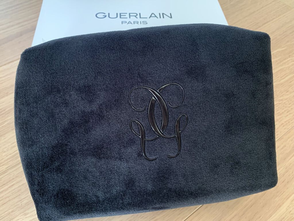 最近、愛用のポーチ。

大きめでマチもしっかりあるから
何でも入るので重宝してます。

ゲランのノベルティです。