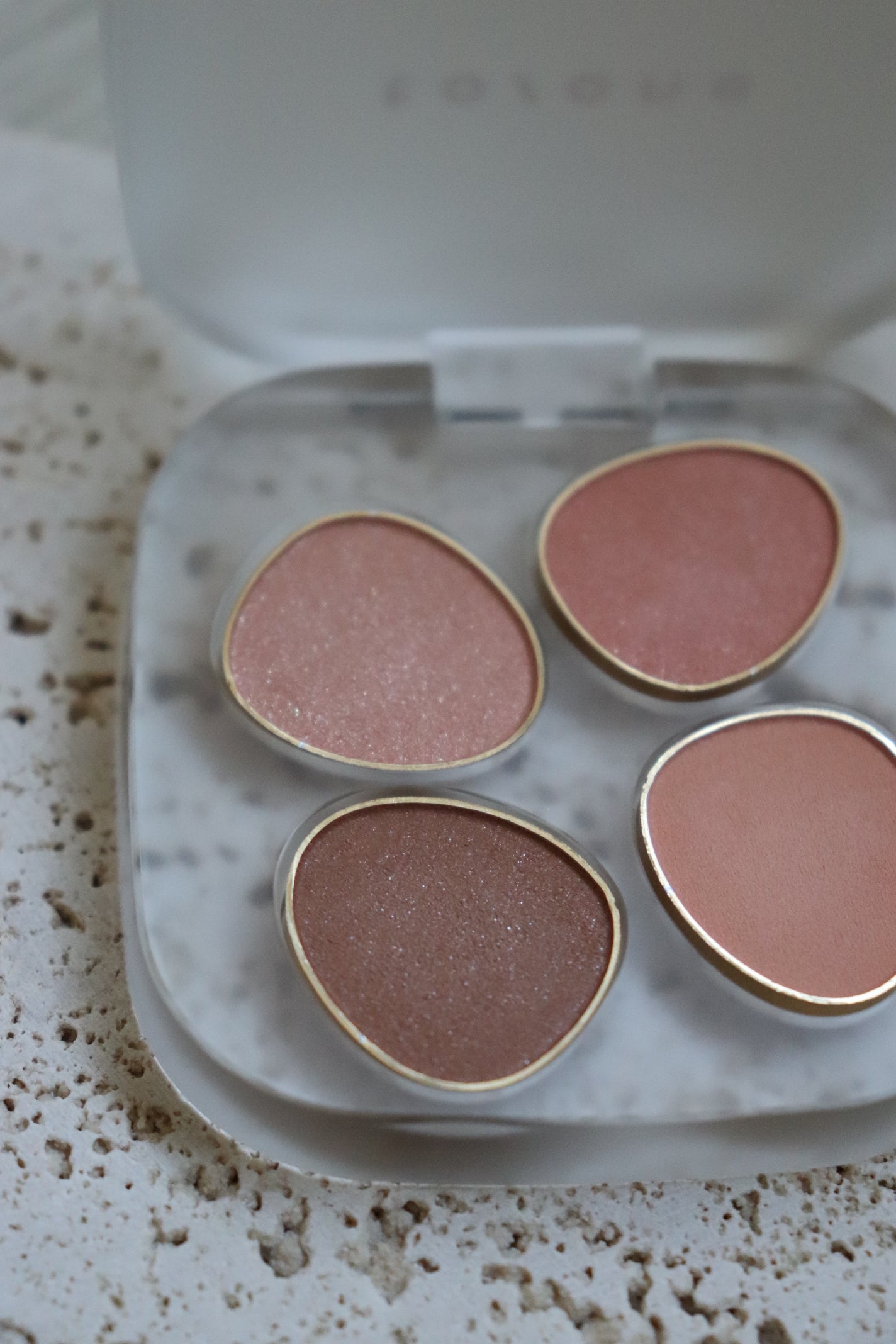 中島愛蘭 on LIPS 「to/oneのペタルフロートアイパレット💐パッケージも色味も全..」(4枚目)