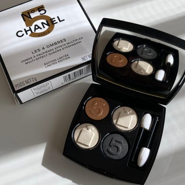  CHANEL レ キャトル オンブル N°5

透け感のあるアイシャドウです。
薄づきで、マットシャドウと合わせるとラメがチラチラして上品さを演出できます。

右下のブラックのみマットな質感で、ライン