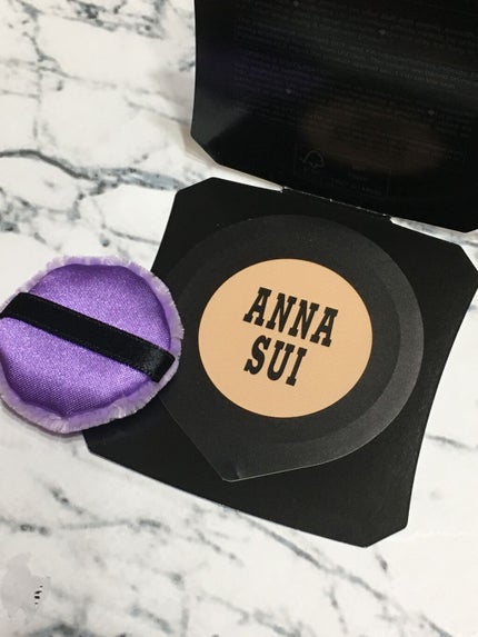 ANNA SUI シルキー パウダー ファンデーションのクチコミ「💜🖤ANNA SUI新作🖤💜
#アナスイ 
#シルキーパウダーファンデーション
サン.....」(2枚目)