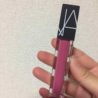 📎NARS/ベルベットリップグライド2723

先ほどアップした2724の色の投稿でも
説明しましたが塗るのはとにかく難しい。
(多分私が雑で大雑把やから)
ですがこの色は本当に綺麗な青みピンクで
お気