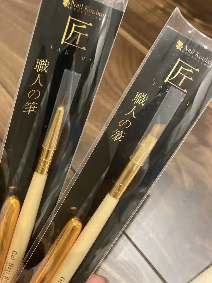 気になっていた筆！

ネイル工房で購入しました☺️

細いライン用の筆と
フレンチなどに使える斜めった筆です！

見た目も高見え〜と思って買いましたが
現実はそんなに高見えではありませんでした😵‍💫
まあお値段を考えると見た目はどうでも