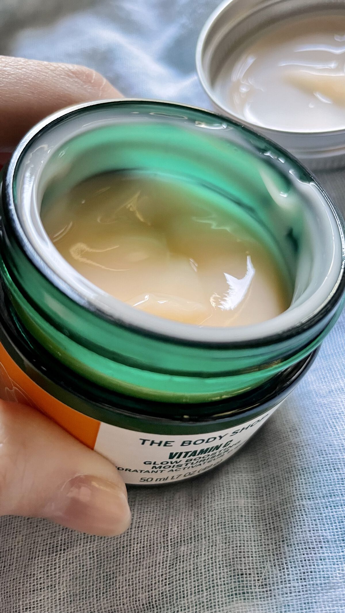 THE BODY SHOP VC グロウ モイスチャージェルクリームのクチコミ「ビタミンC誘導体や厳選した自然成分を贅沢に配合した96%自然由来のジェル状の保湿クリーム。
ジ.....」（3枚目）