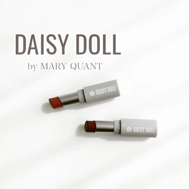 ▶DAISY DOLL  “MATTE LIPSTICK”
.
.
センシュアルを引き出す
湿度をまとったマットリップスティック。
.
✔乾燥した唇にもスルスルとなめらかに広がり縦ジワを補正。
✔ひと塗りでしっかりと色づき、つけたての発色が続く。
✔美容エモリエント成分を贅沢に配合し“マットなのにしっとり”を演出。
.
.
.
.
コスメの中で、リップが1番好きです。
私はパーソナルカラーがイエベ秋(プロ診断)なので、
.
O-01パンプキンファッジ
BR-01ガナッシュボム
の、
2色を使ってみたよ。
どちらもイエベ秋さんにおすすめのカラーだそう。
まさにパーソナルカラーがイエベ秋なので、
こちらを使ってみたよ。
.
O-01パンプキンファッジは、
オレンジ味が感じられるお色。
イエベ秋に馴染みやすいお色で
普段使いにヘビロテしています。
.
BR-01ガナッシュボムは、
ブラウンがあまり強すぎなくて
お顔がシャレて見えるようなお色です。
赤リップに重ねても良さそう♥
.
大人っぽさもあどけなさの
ちょうど真ん中を叶える5色展開。
.
✔O-01パンプキンファッジ
✔PK-01ローズタルト
✔R-01クランキーアップル
✔P-01ヴィランフィグ
✔BR-01ガナッシュボム
.
きっと、好みのカラーが見つかるはず！
.
.
.
.
.
.
.
.
.
#DAYSYDOLL #デイジードール #アソビゴコロ #MARYQUANT #マリクワ #秋メイク #秋リップ #イエベ秋 #イエベ秋メイク #マットリップスティック  #ワタシを変えたコスメ3種の神器  #お値段以上コスメ  #朝の特急メイクテク  #秋の先取りメイク  #自慢の褒められメイク  #透明感メイク動画 の画像 その0