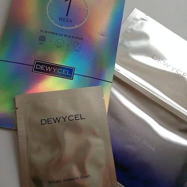 .
.

DEWYCEL Private Care Mask （デュイセル プライベートケアマスク）

韓国で今大注目されているブランド 
【DEWYCEL(デュイセル)】

毎日パックは面倒な方や
自分へのご褒美としても◎
お出かけ前にも◎

週に1度の贅沢な集中ケアマスク！！

☑アンプルシート
ミトンのようなシートが凸凹面とまっさらな面があり
顔全体を拭き取る

☑上のマスク
少し薄めだけど美容液たっぷりなマスク
肌に密着

☑下のマスク
上のより厚めなマスク
乳白色の美容液がたっぷりで
顎と首元までのびがよく密着してくれます◎

1週間に1回の贅沢ケア！！
ぜひ気になる方は試してみてね(⁠◍⁠•⁠ᴗ⁠•⁠◍⁠)

.
.
の画像 その0