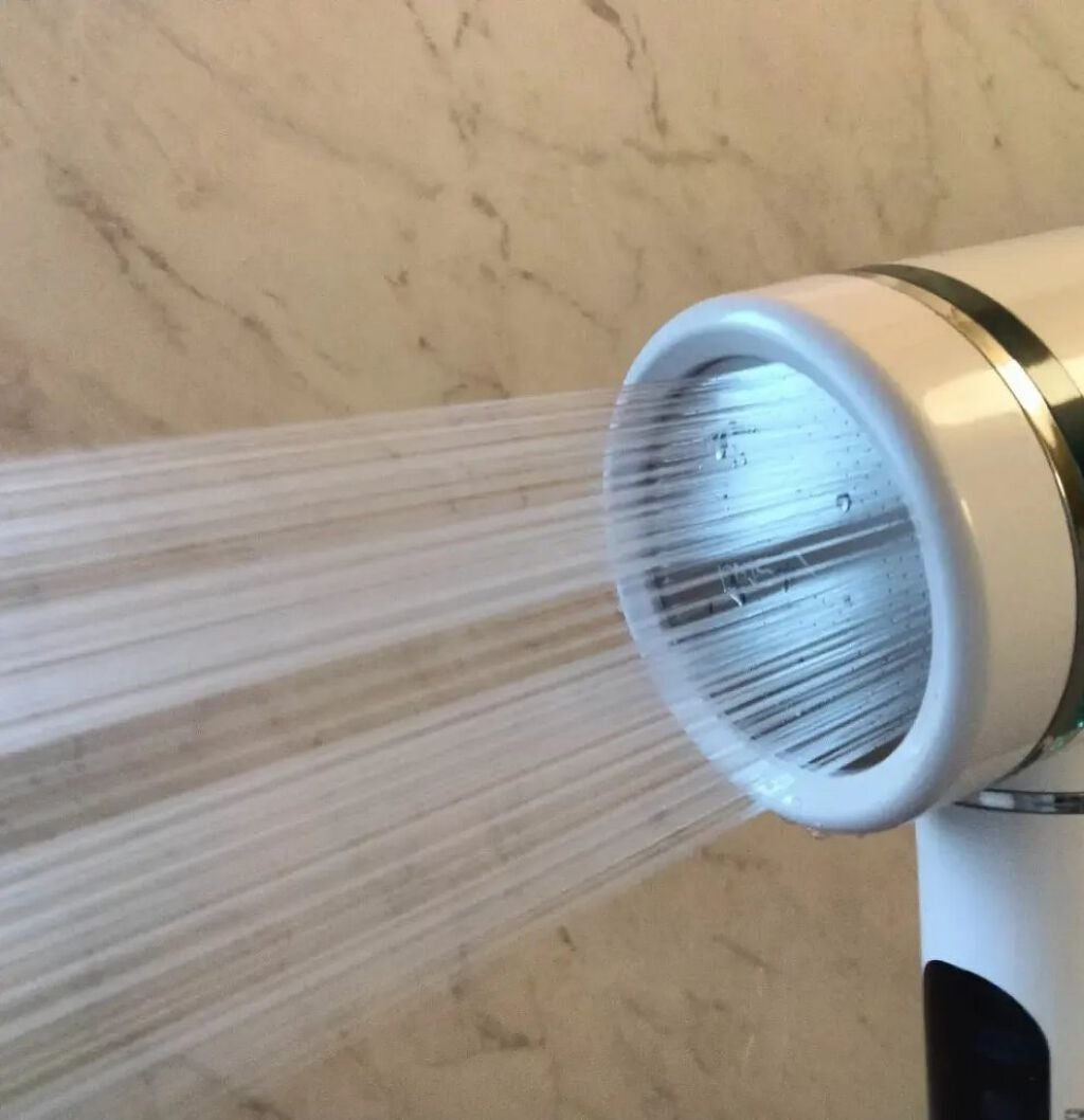 mcgroupakiko on LIPS 「わが家のバラは虫の大好物、門扉近くにはジャスミンが少しずつ開花..」(3枚目)