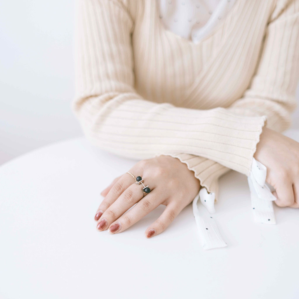 クリスマスに合わせた赤の塗りかけネイル🎅🏻🎄 カラークラブ ネイルラッカー #D225 Wine&Dineというカラーです🍎
 #とっておき手元コーデ #セルフネイル #セルフネイル 冬 #クリスマスネイル 