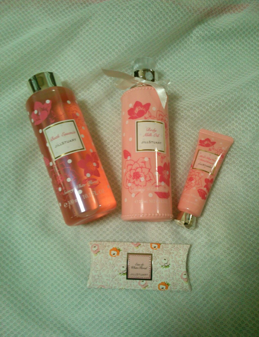 JILL STUART リラックス バスエッセンス Sのクチコミ「幸せ…😆💕

先日、ジルスチュアートのオンラインで買ったものです！

限定のスノーイーホワイト.....」（1枚目）