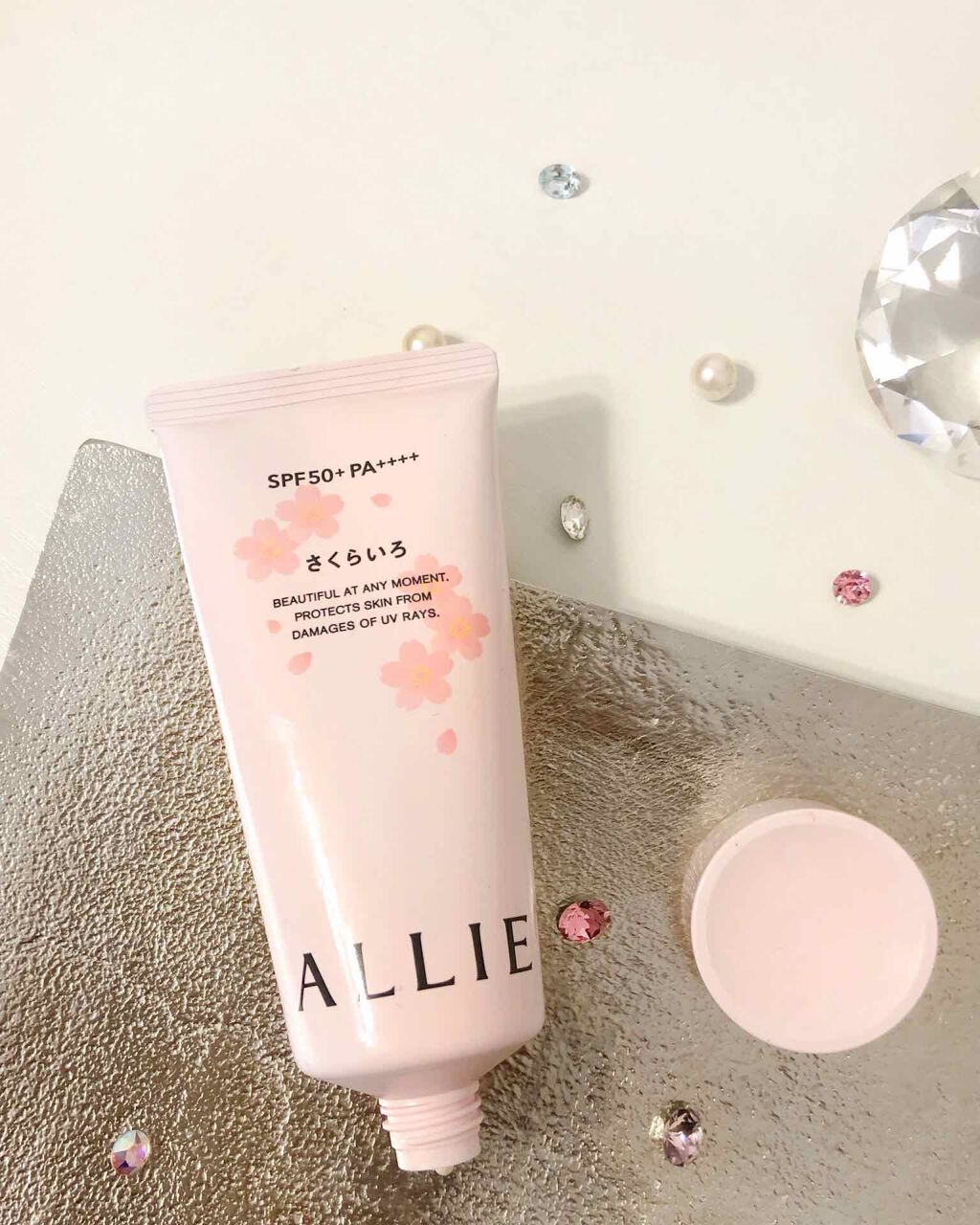 ALLIEのニュアンスチェンジUVジェル﻿
顔・からだ用　SPF50 PA++++﻿
﻿
薄ピンクの化粧下地にもなるような色で﻿
塗り心地も良くて日焼け止め効果も高くて﻿
初めてALLIEを購入しました。﻿
﻿
何回か使ったんだけど、﻿
目