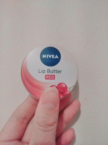 ニベア　Lip Butter RED

イギリスで買いました！　2￡位でした！
三枚目比較写真です　上が一度塗り下が二度塗りです
分かりにくくてゴメンなさい😭



💓メリット💓

さすがニベア！　保湿