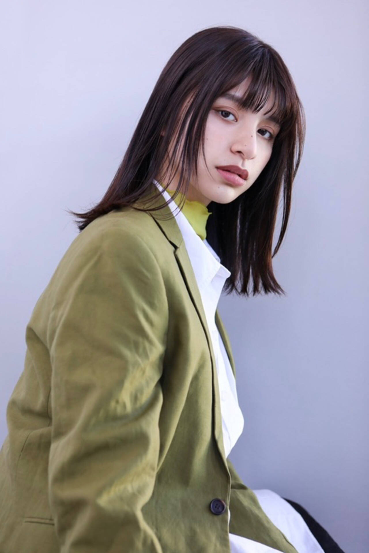 「黒系ヘアカラーは透明感が魅力♡おすすめ市販カラー剤や黒染めしないで黒くする方法を紹介」の画像（#561743）