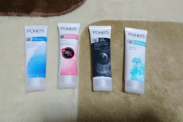 POND'S OIL CONTROLのクチコミ「肌に優しい感じのスクラブ。ついでにメイクも落ちちゃう✨

キャンドゥのレジに並んでいたので各種.....」（1枚目）