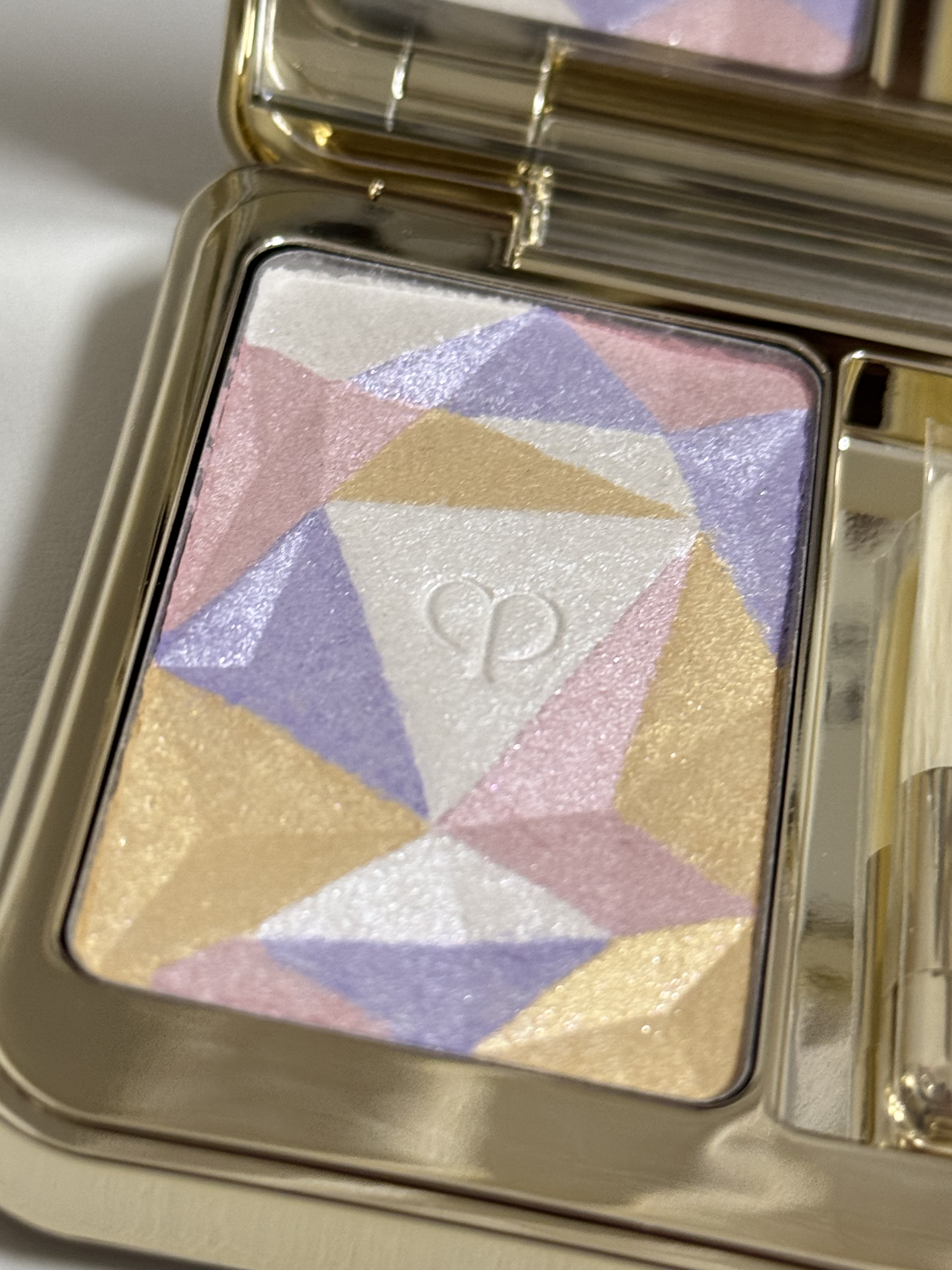 ル・レオスールデクラ /クレ・ド・ポー ボーテ/パウダーハイライトを使ったクチコミ（2枚目）