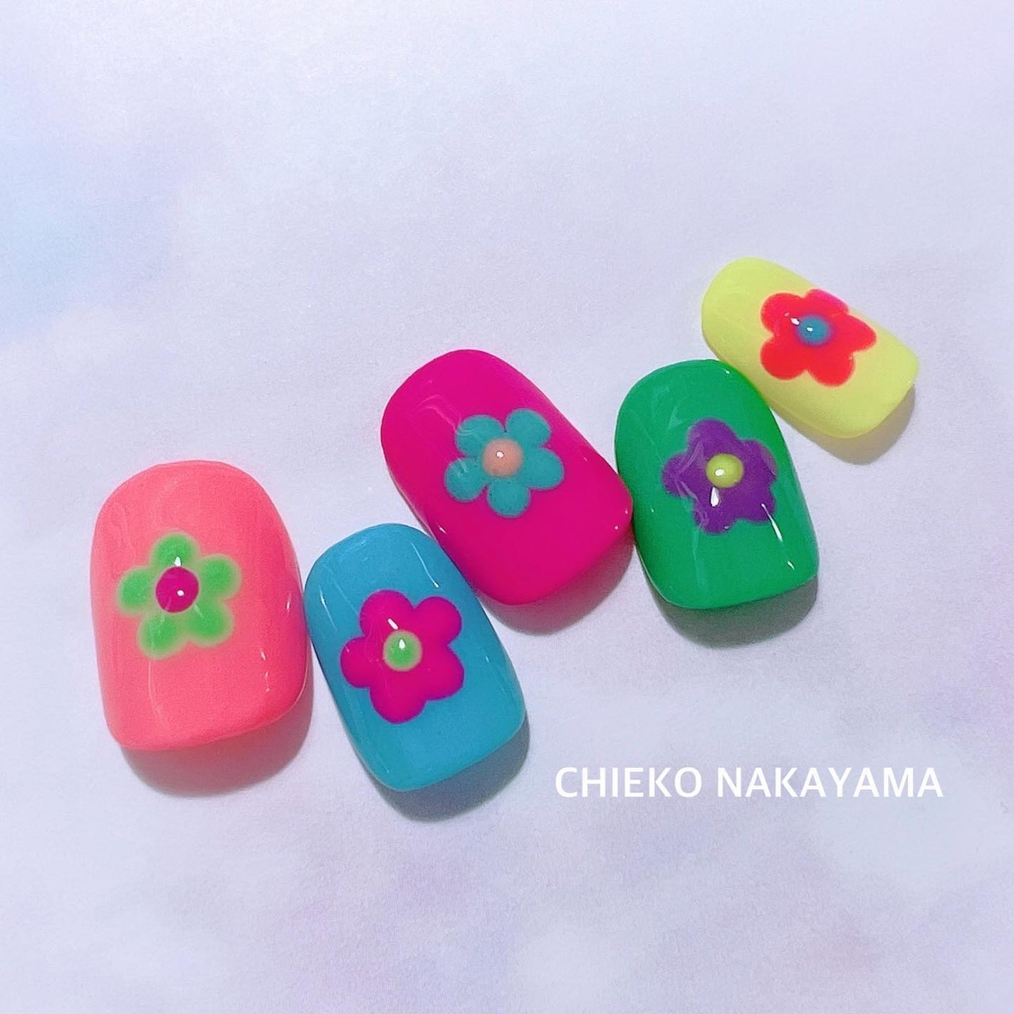 なかやまちえこ on LIPS 「Neon×Neon!365日ネイル181日目⠀⠀@pregel..」(1枚目)