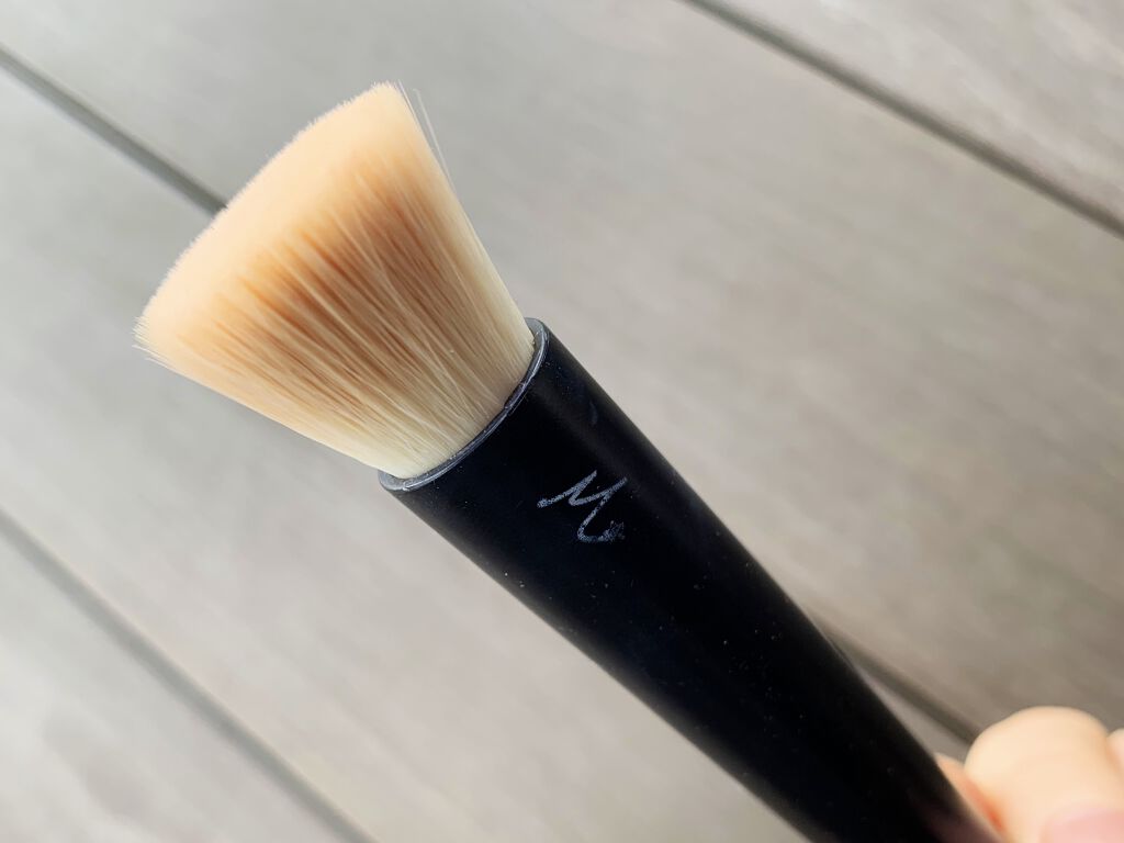 どこのか忘れましたが、
丸くて平な形状が
凄く使いにくかったです。

リキッドファンデーションブラシ

ひらぺったくて、扇形の方が、
ムラなく素早く塗れて好きです。

さよならアイテム。
