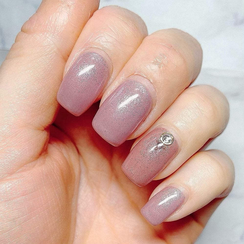 ♡𝙗𝙚𝙠𝙞♡フォロバ100%♡ on LIPS 「🌸💅🆕🩷バイカラーの春ネイル☘️ラメの粒子の細かさが角度によっ..」(2枚目)