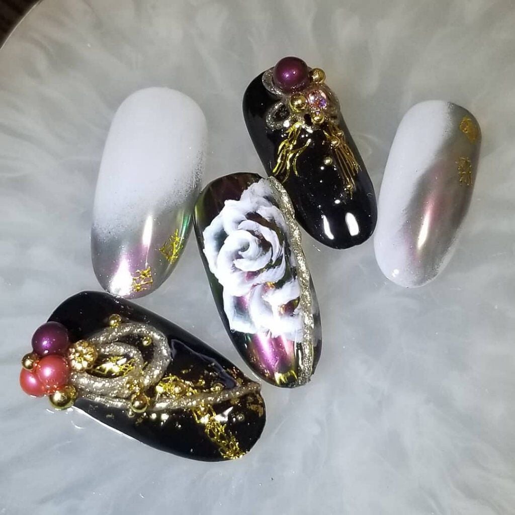 r.kira.nail on LIPS 「お正月に描いたバラは和風な感じに😃バラデザイン3連続投稿でした..」(1枚目)