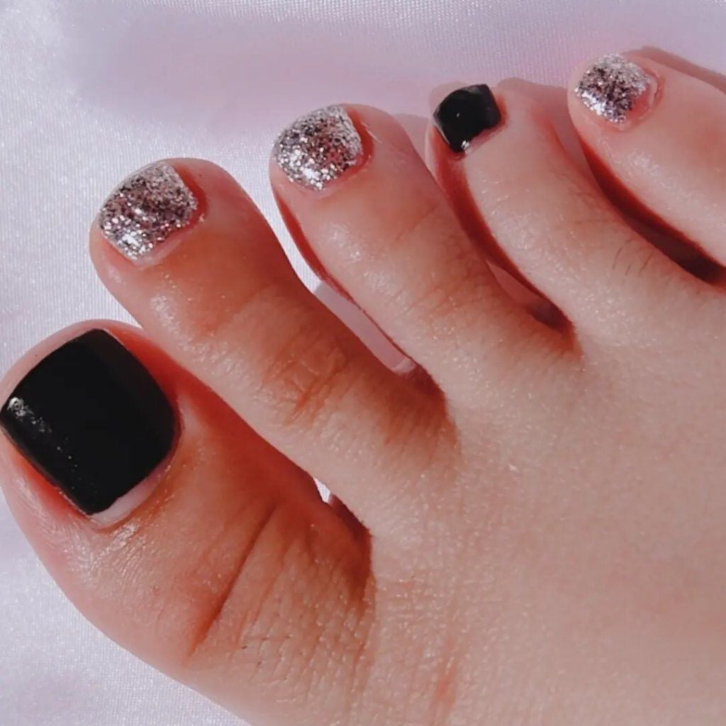 𝕟𝕒𝕟𝕠♡☻ on LIPS 「フットネイル💅ネイルサロンでヴィーガンネイル塗ってもらいました..」(3枚目)