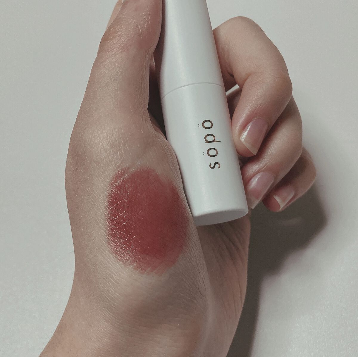 ファミリーマートで買える秋リップ🍁

sopo リップスティック
01 アンティークロゼ　

高級感のある白とゴールドの組み合わせに、
秋らしい上品なカラーがたまりません。

どちらかといえばブルベ寄りの口紅なのですが色味に惹かれてイエベ