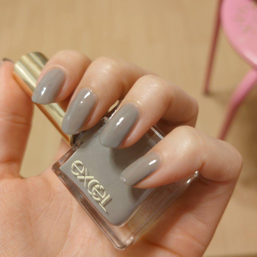        🦫excel ネイルポリッシュ N イブニングヴィレッジ🦫
RAXYに入っていたエクセルのポリッシュです。

私が使用したイヴニングヴィレッジは二度塗りでも少しシアー感のある色味なので、
グレーですが肌の色が透けて少しブラ