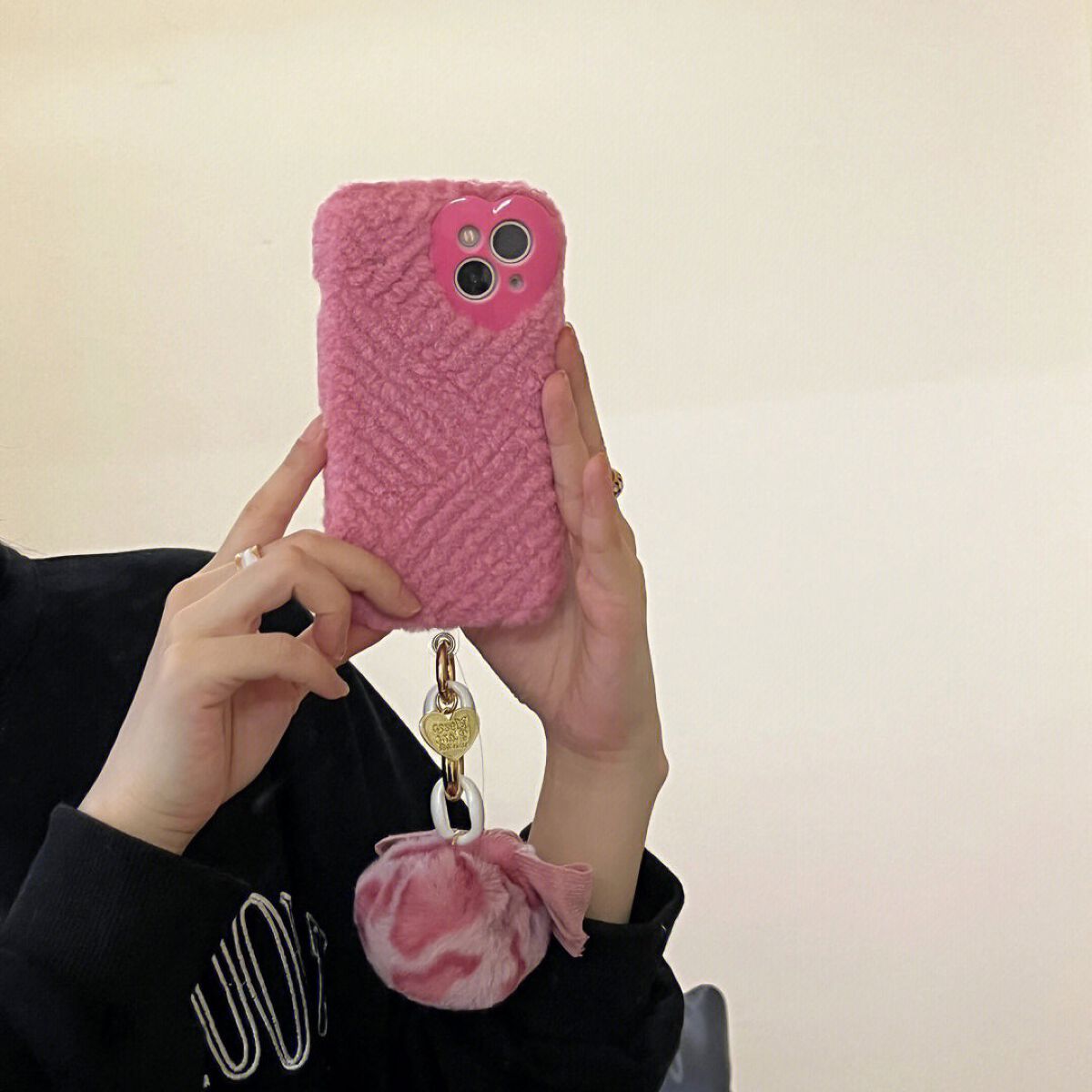 Shirley Tsui on LIPS 「ファー付きスマホケースをシェアするこのケースなら、冬でも暖かく..」(3枚目)