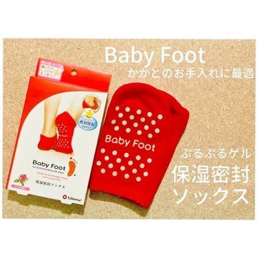 ★
リベルタBaby foot 保湿密封ソックス🌿
を使ってかかとケアしてみました〜っ！
⁡
数年前から主に秋〜冬までの季節に
毎年毎年かかとが大荒れます😭‼️
⁡
クリームは勿論、角質ケア石鹸等を
使ってきましたが靴下タイプは初体験🙌✨
⁡
こちらの最大の特徴は靴下の内側にある
【密封保湿に優れたゲル】です！
⚪︎ホボバオイル
⚪︎オリーブオイル
⚪︎ビタミンE
⚪︎ローズエキス
⚪︎グレープシードオイル
を配合し、外部からの刺激や乾燥から
かかとを守りつつ、お肌に必要な体温や油分
保湿クリームの美容成分を
朝まで逃さずに集中密封してくれます。
⁡
実際に使ってみて
ゲルが思ったより分厚くてプルプルしてます。
滑り止めがしっかりついているので
室内を歩いていてもズレにくい印象です🏃‍♂️❣️
洗って繰り返し使える点も良かったです！
お風呂上がりに靴下を履いて朝脱いでみると
足裏に潤いが...🥺✨✨✨✨✨
もう手放せなくなりそうです😭💓
⁡
#効果には個人差があります
⁡
#Babyfoot #密封保湿ソックス　#靴下
#リベルタ　#かかとケア　#保湿　#ホボバオイル
#乾燥対策　#オリーブオイル　#ビタミンE
の画像 その0