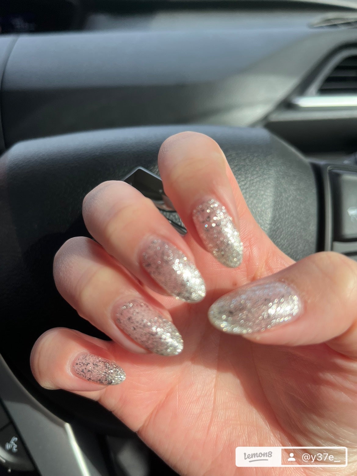 sanae.y on LIPS 「ギラギラハンドネイル😍💗#甘めデイリーネイル..」(3枚目)