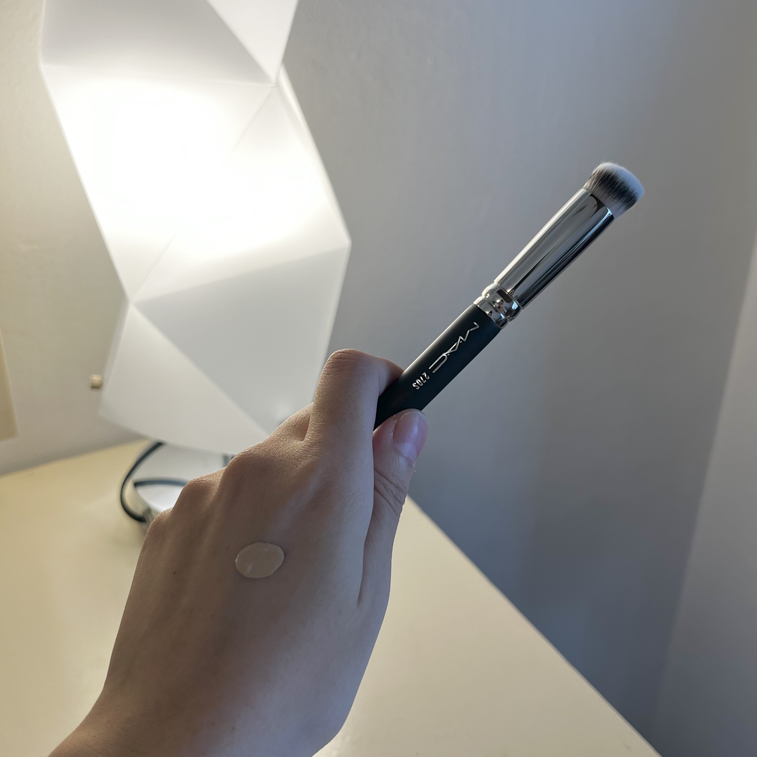 #270S ミニ ラウンド スラント ブラシ/M・A・C/メイクブラシを使ったクチコミ（2枚目）