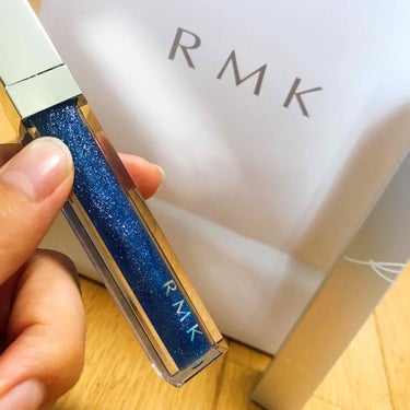 ☀︎ RMK リップジェリーグロス 11ワンダーブルー

この商品は少し前にブルーグロスで流行ったものです😳☀︎
使い方としては、手持ちのリップの上から重ねるだけです笑
そうすると、結構ガッツリ青が発色