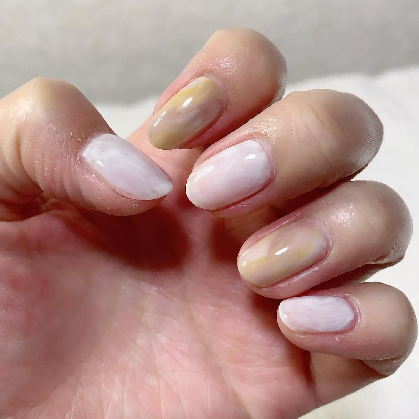 ho.ma.ri on LIPS 「今月のネイル💅ホワイトマーブルとくすみカラーマーブル。くすみカ..」(2枚目)