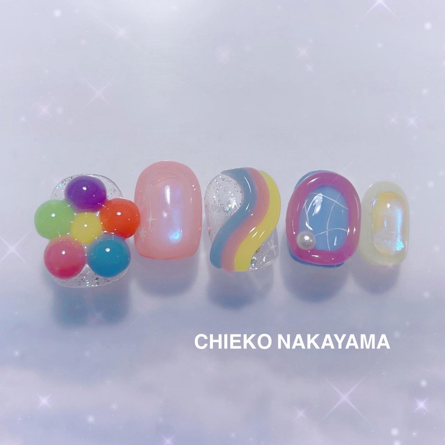 なかやまちえこ on LIPS 「からふる🌈365日ネイル320日め⠀⠀オーロラのパーツは海外通..」(1枚目)