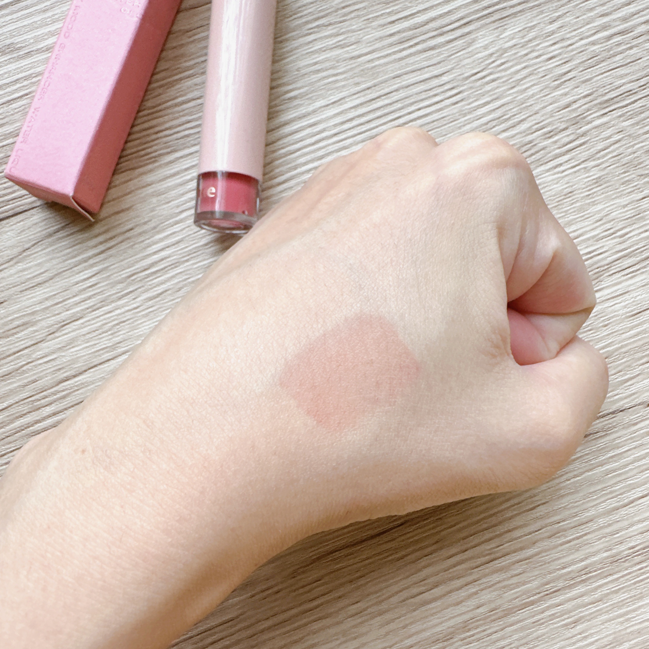 ムードインハンサーウォーターリキッドグロウ W011 ブラッシュド/hince/口紅を使ったクチコミ（3枚目）