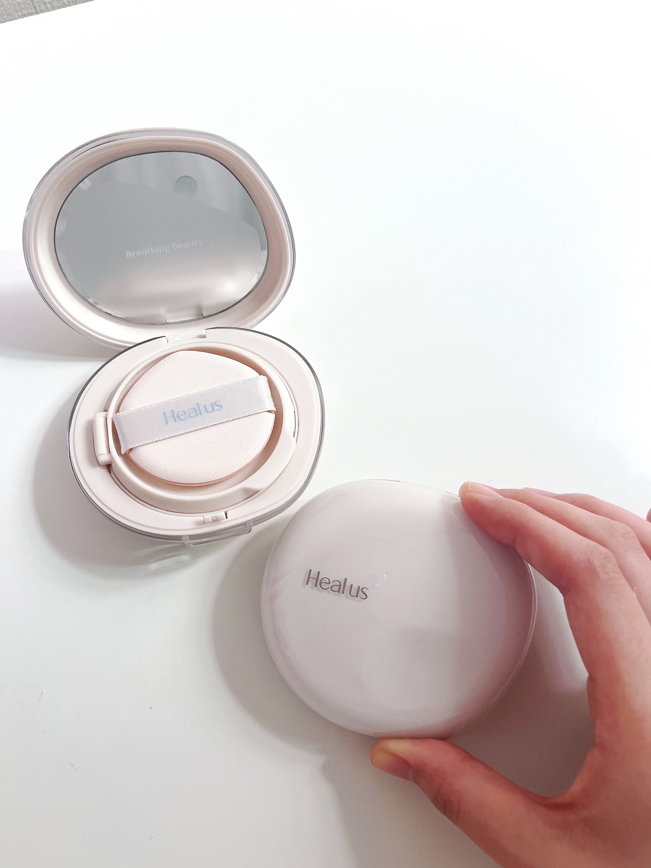 Healus
ブリージンググロークッション

Dr.Gの姉妹ブランドHealus（ヒーアス）から発売されたクッションファンデ。

ホーリーバジルという独自成分を使用し、外部のストレスから肌を守ってくれます🌿

軽いつけ心地でナチュラルな艶