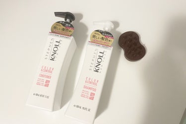 .





＊スティーブンノル カラーコントロール シャンプー Ｗ　トリートメント＊


ヘアカラーは常にしてるので
ダメージもあるしカラーもしてるので
カラーコントロール使ってみました。


シャンプーはもこもこと泡立ちがよく
気持ち良く洗えて泡切れもいいので
すっきりする洗い心地でした。

トリートメントは
とろんとしたテクスチャーで
髪の毛に馴染ませやすい軽めの
トリートメントでした。


カラーをしてもなかなか長持ちしないので
カラーコントロールを使ってみて
どのぐらい色持ちがよくなるのか
楽しみです。








------------------

#スティーブンノル　#カラーコントロール　#カラーケア　#ヘアケア　
------------------の画像 その0