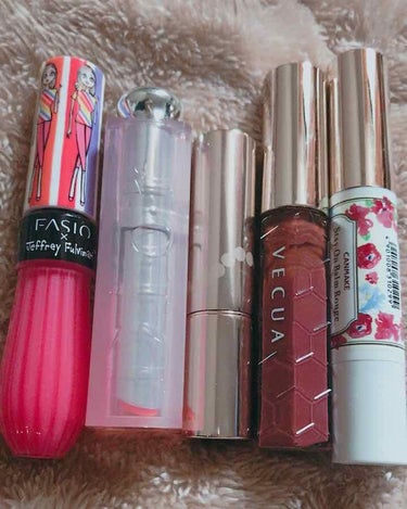 お気に入りリップ💄5選。

リップメイクが大好きで気になるものはすぐにゲットしたくなるのですが、使ってみて本当にお気に入りの5本です。左から


★ファシオ CCリップ
ほんのり自然な血色感。プランパー