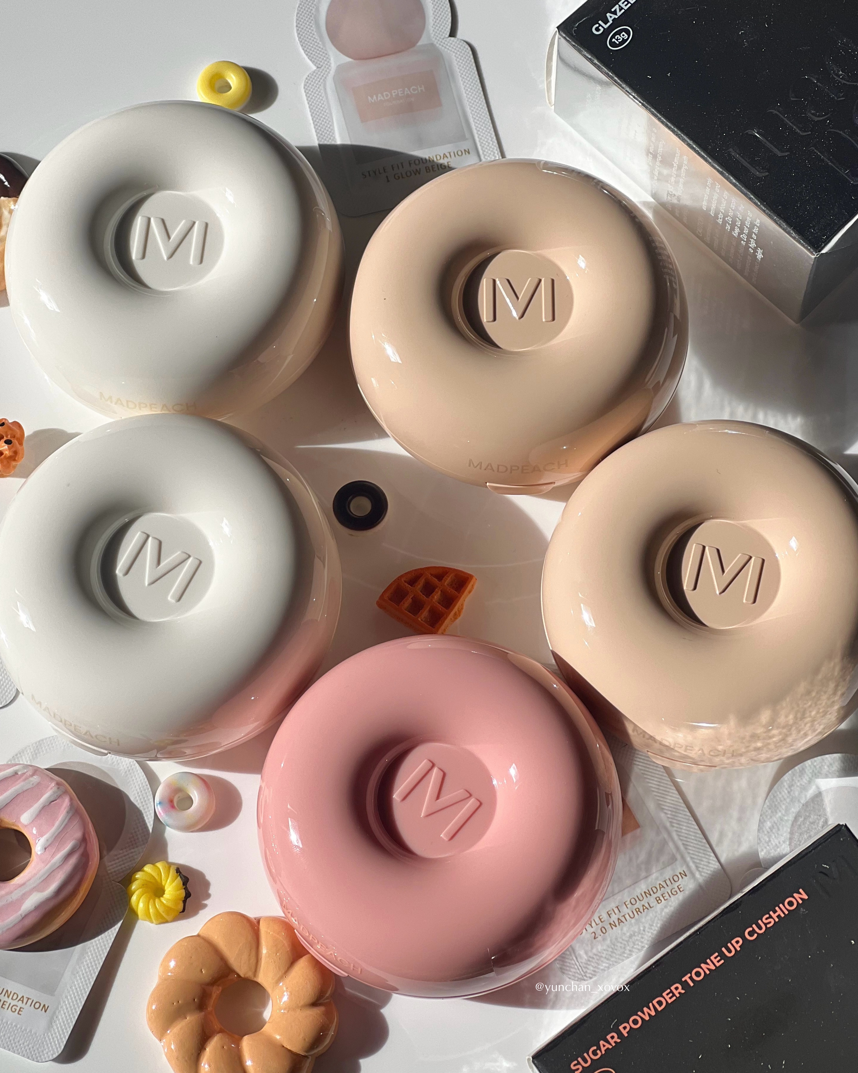 MAD PEACH プレインベルベットマットクッションのクチコミ「8/2よりQoo10公式ショップで発売開始となったマッドピーチの新作をご紹介🤍

madpea.....」（2枚目）