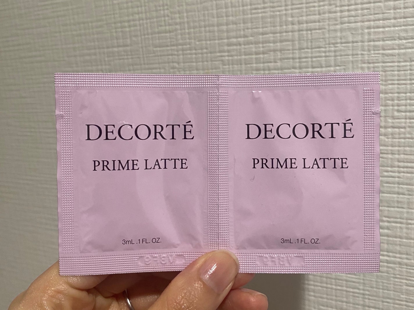 ぷぅぴぃ《紫コス部💜💗》 on LIPS 「DECORTÉコスメデコルテプリムラテ乳液3mlたっぷりミルク..」(1枚目)