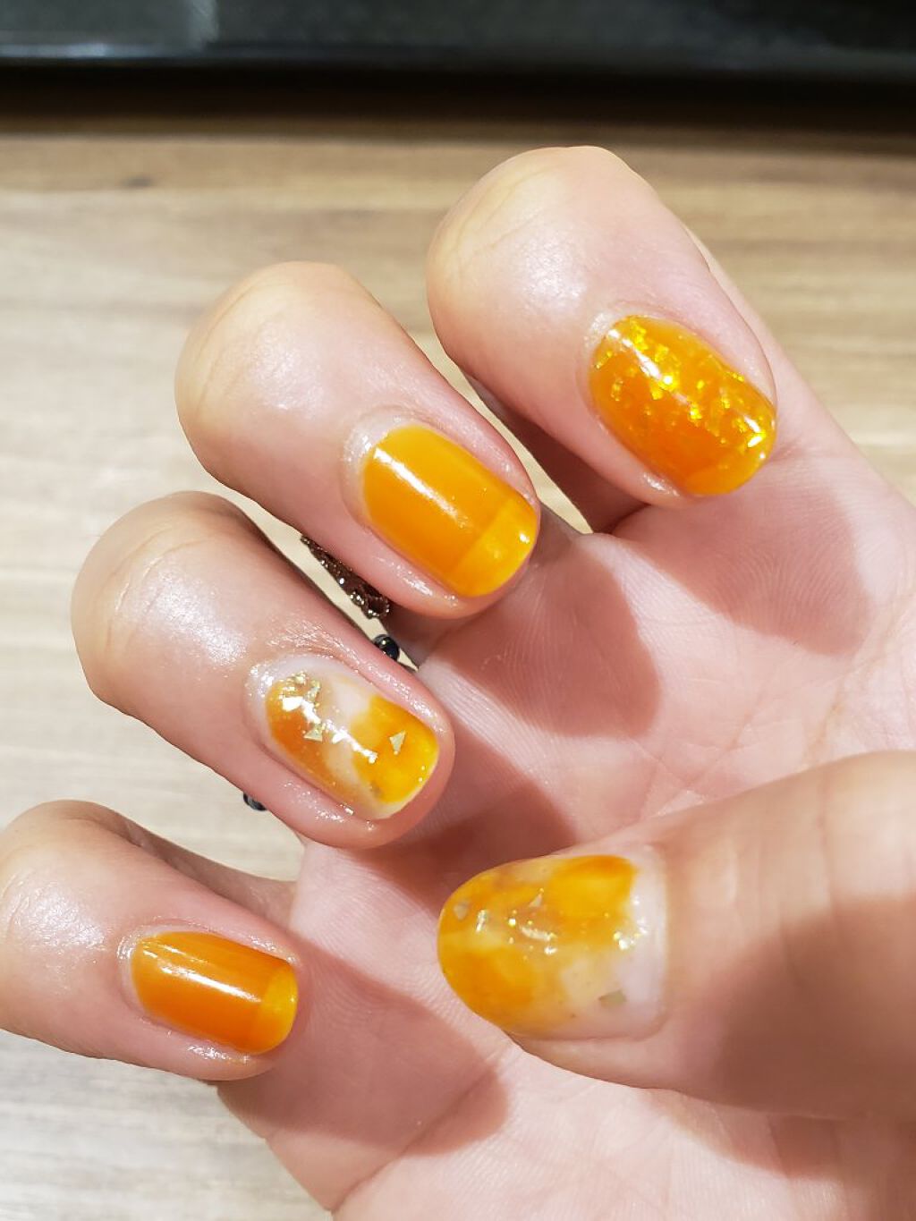 土木系おねいさん on LIPS 「今日のネイルは元気いっぱいのオレンジ色!中指と小指、何かパーツ..」(4枚目)