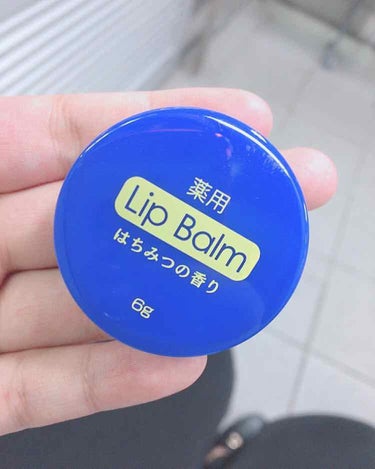 お久しぶりです！　
ずっと投稿してなかった。。。

写メ溜めておいて結果投稿しないやつ。。

2020年1発目の投稿はこちらです💁‍♀️

ダイソーさんのリップクリーム
はちみつの香りを買いました🍯

