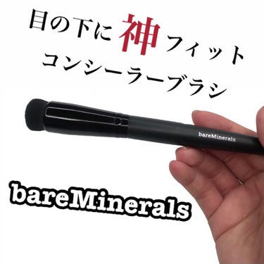 こんばんは🌛﻿
今日は私イチオシのコンシーラーブラシを﻿
レビューしていきます！！﻿
﻿
bareMinerals ﻿
ブラーリングバッファーブラシ﻿
💰3850円（税込）﻿
﻿
①まぶた・目の下に神フ