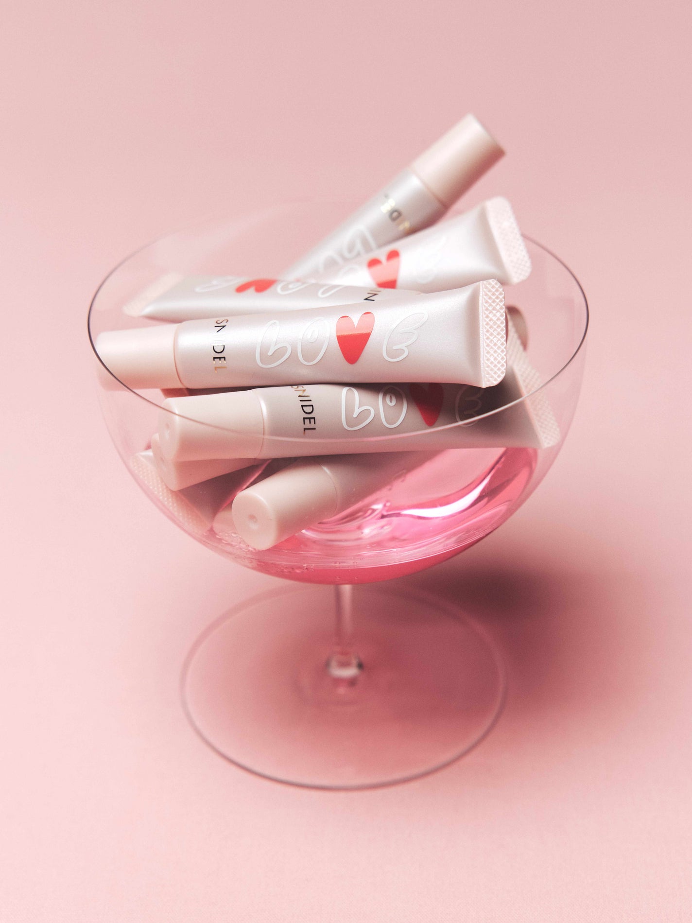 SNIDEL BEAUTYから「LOVEチャーム付き新作リップ」や「ハートが浮かぶチーク」など2025バレンタイン限定コスメが登場!の画像