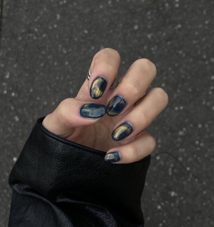 とり on LIPS 「可愛すぎる冬ネイルデザイン見つけました❤︎❤︎ニュアンス可愛す..」(2枚目)