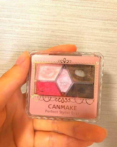 #CANMAKE 
CANMAKEのアイシャドウです😆😆
使いやすい5色が入っています‼️
発色はまぁまぁという感じでもピンクは可愛く発色しますよー！！下まぶた(涙袋)に入れても可愛いし上まぶた全体に載