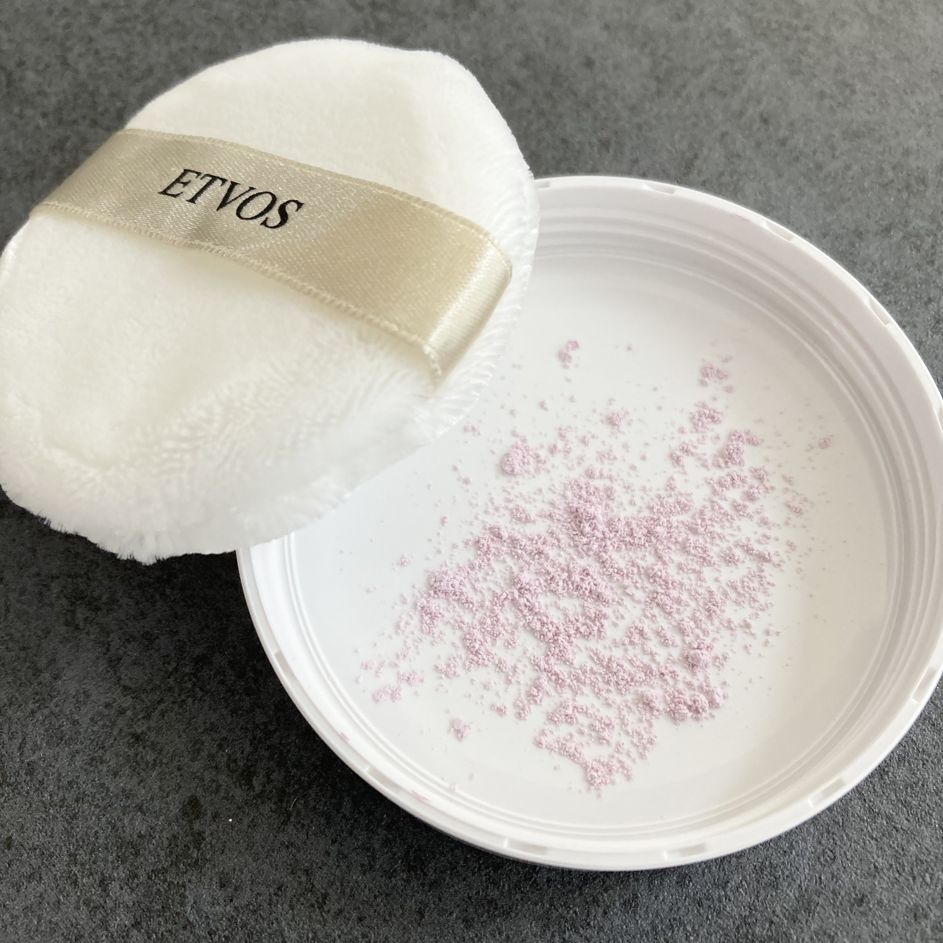 ミネラルUVパウダー ペールラベンダー(松尾たいこ氏限定デザイン)/エトヴォス/ルースパウダーを使ったクチコミ（3枚目）