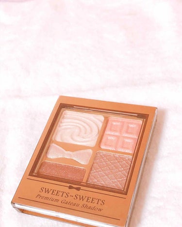 こんにちは！

今回はSWEETS-SWEETSのプレミアムガトーシャドウです❣️

この商品は完全なパケ買いです笑
チョコレートみたいな可愛い見た目が最高😍

色は《03》のマロングラッセ🌰
オレンジ