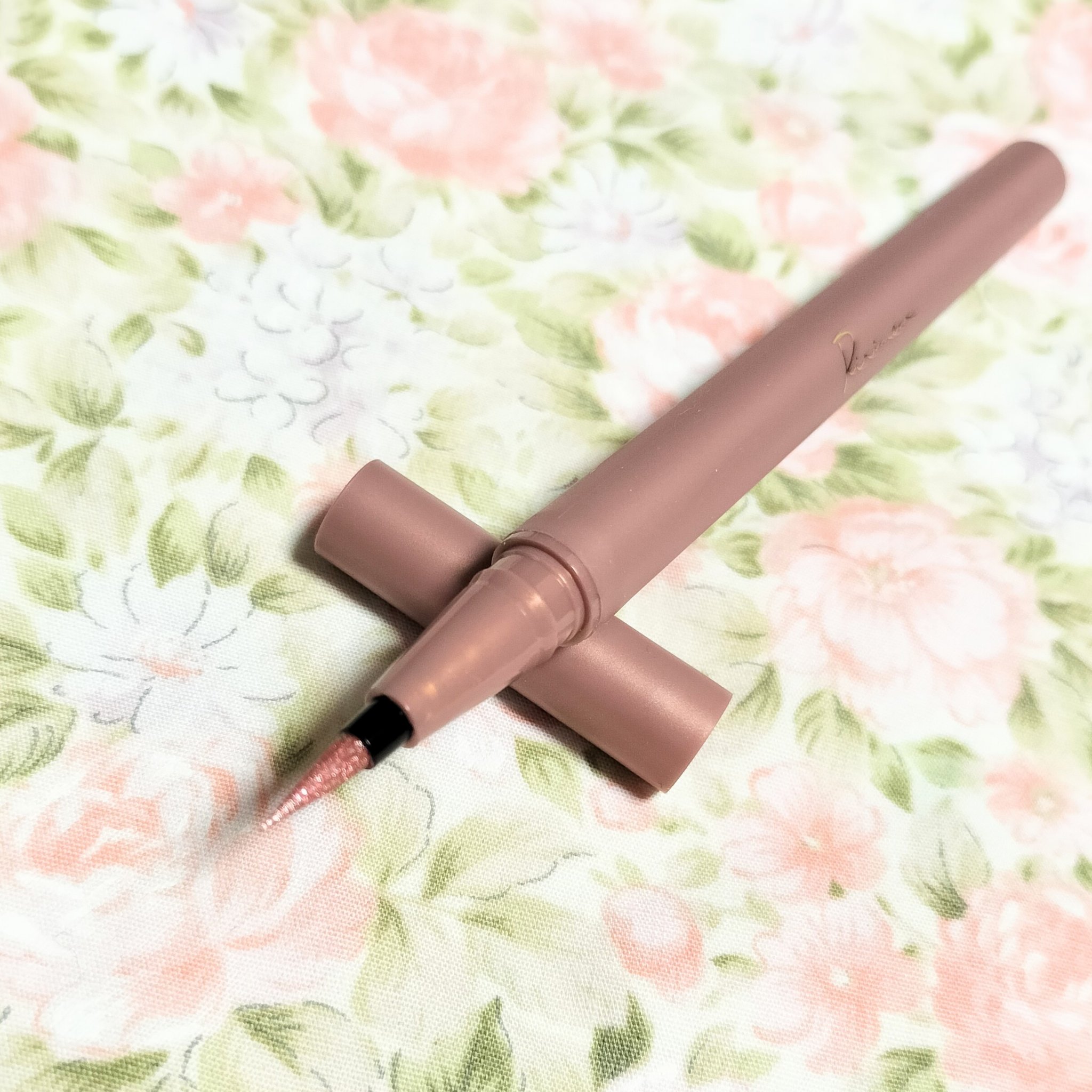 ウォータリーラメライナー/Ririmew/リキッドアイライナーを使ったクチコミ（2枚目）