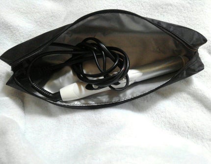 DAISO ヘアアイロンケースのクチコミ「《DAISO ヘアアイロンケース》
サイズ33cm×5cm×6cm。
表地:ポリエステル、PV.....」(2枚目)