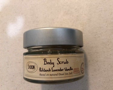 SABON🧼ボディスクラブ🧼パチュリ・ラベンダー・バニラ

噂に聞いて通り最高のボディスクラブです.
蓋開けた瞬間からええ匂い😇
腕や足にしっかりなじませて少し置いてから洗い流せばオイルがしっかり肌を包