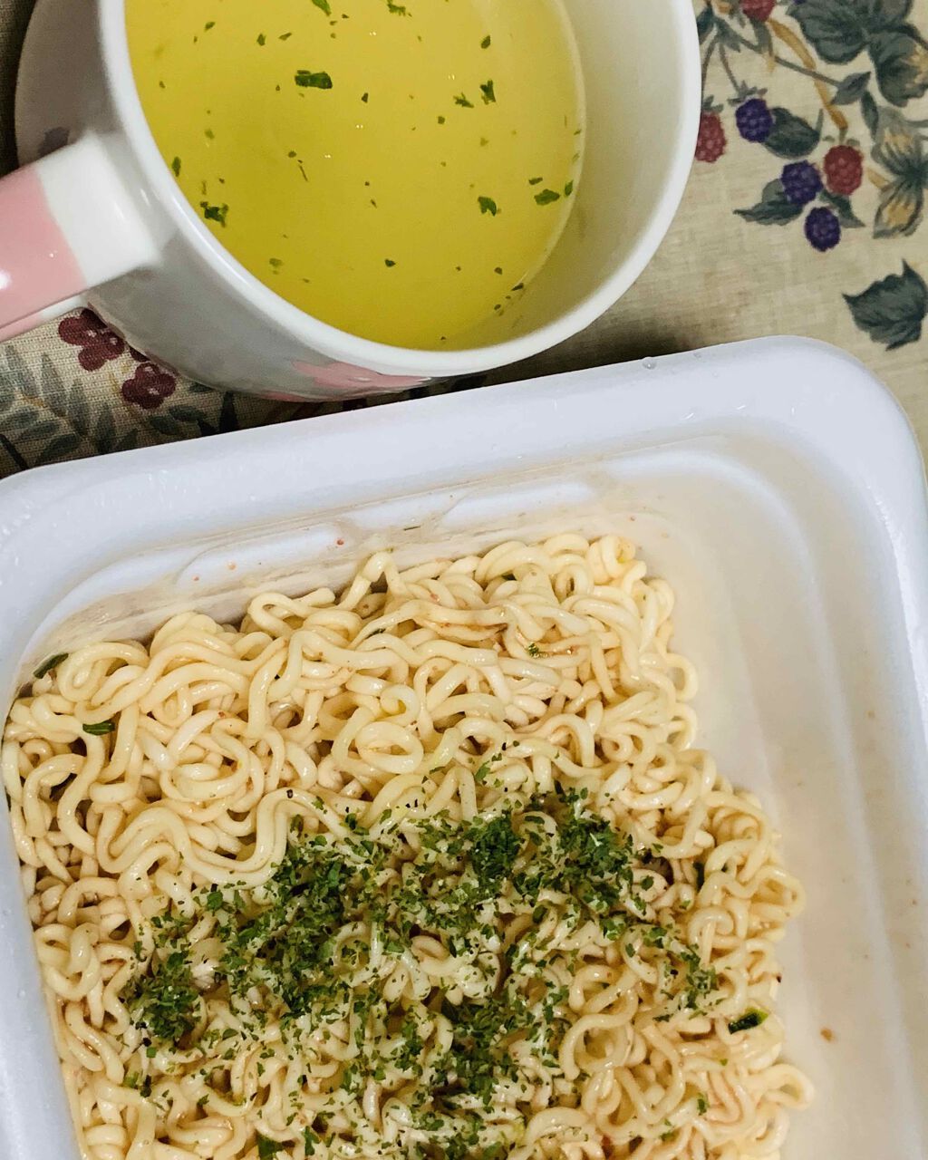 マルちゃん  マルちゃん やきそば弁当のクチコミ「
✨深夜のメシテロ✨



道民なら…
皆んな大好き やきそば弁当💓



今日は たらこバタ.....」（2枚目）